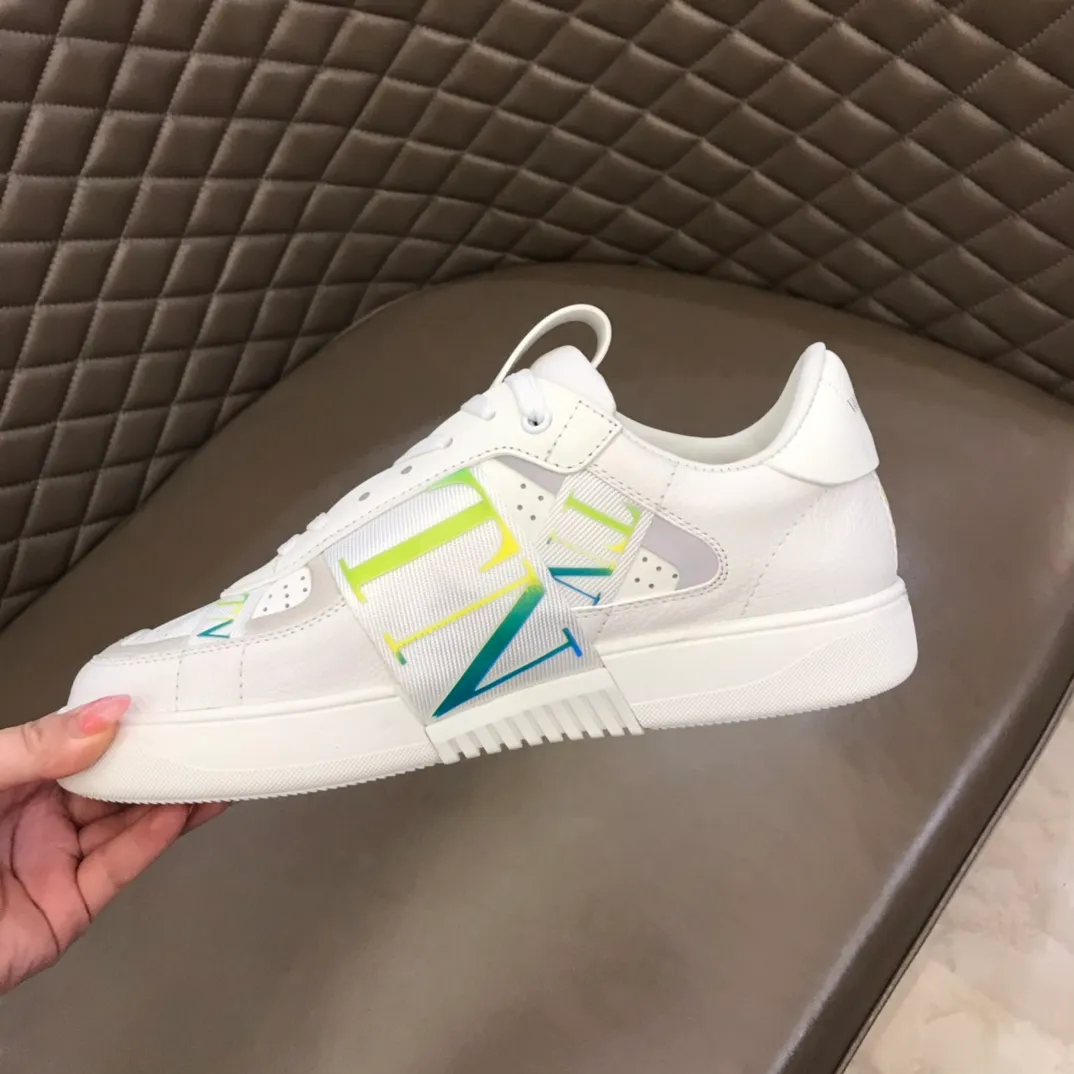 p440 "Valentin*" new spring and summer calfskin lace-up sneakers. No man should be able to refuse these shoes. The classic color scheme is so handsome! Purchase a high-precision replica of the original version to instantly sell off the market currency! 6 VLTN logo rubber effect straps - Valentino Garavani Logo printed on the back and tongue, all materials are customized to ensure quality! Size: 38-44